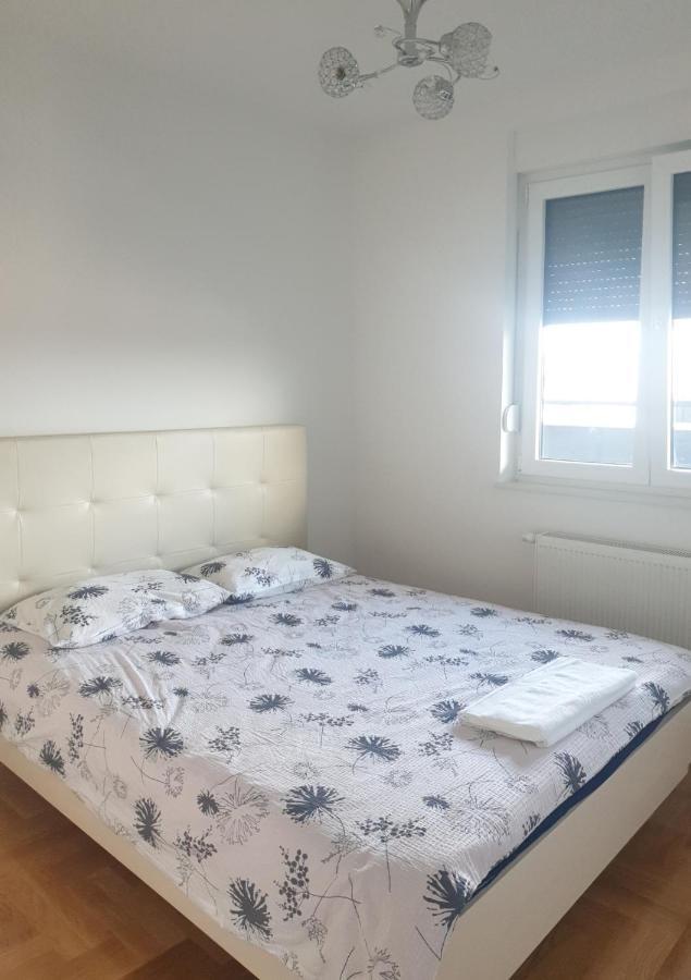 Apartman Venecija บันยาลูกา ภายนอก รูปภาพ