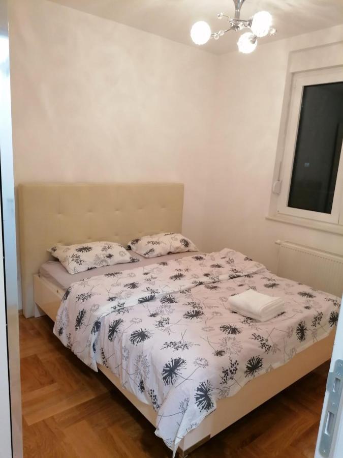 Apartman Venecija บันยาลูกา ภายนอก รูปภาพ